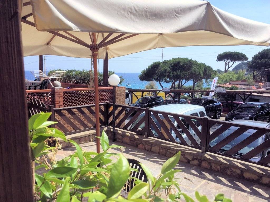 Bel complesso immobiliare suddiviso in cinque appartamenti a 50 metri dal mare in vendita a Marciana