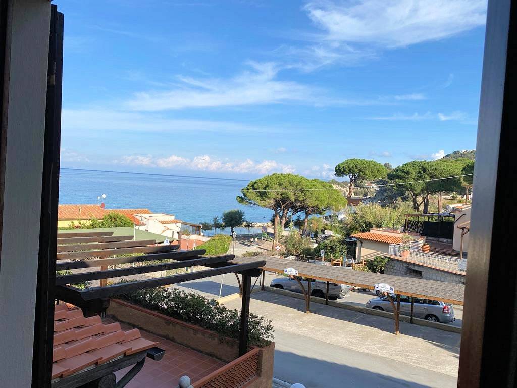 Bel complesso immobiliare suddiviso in cinque appartamenti a 50 metri dal mare in vendita a Marciana