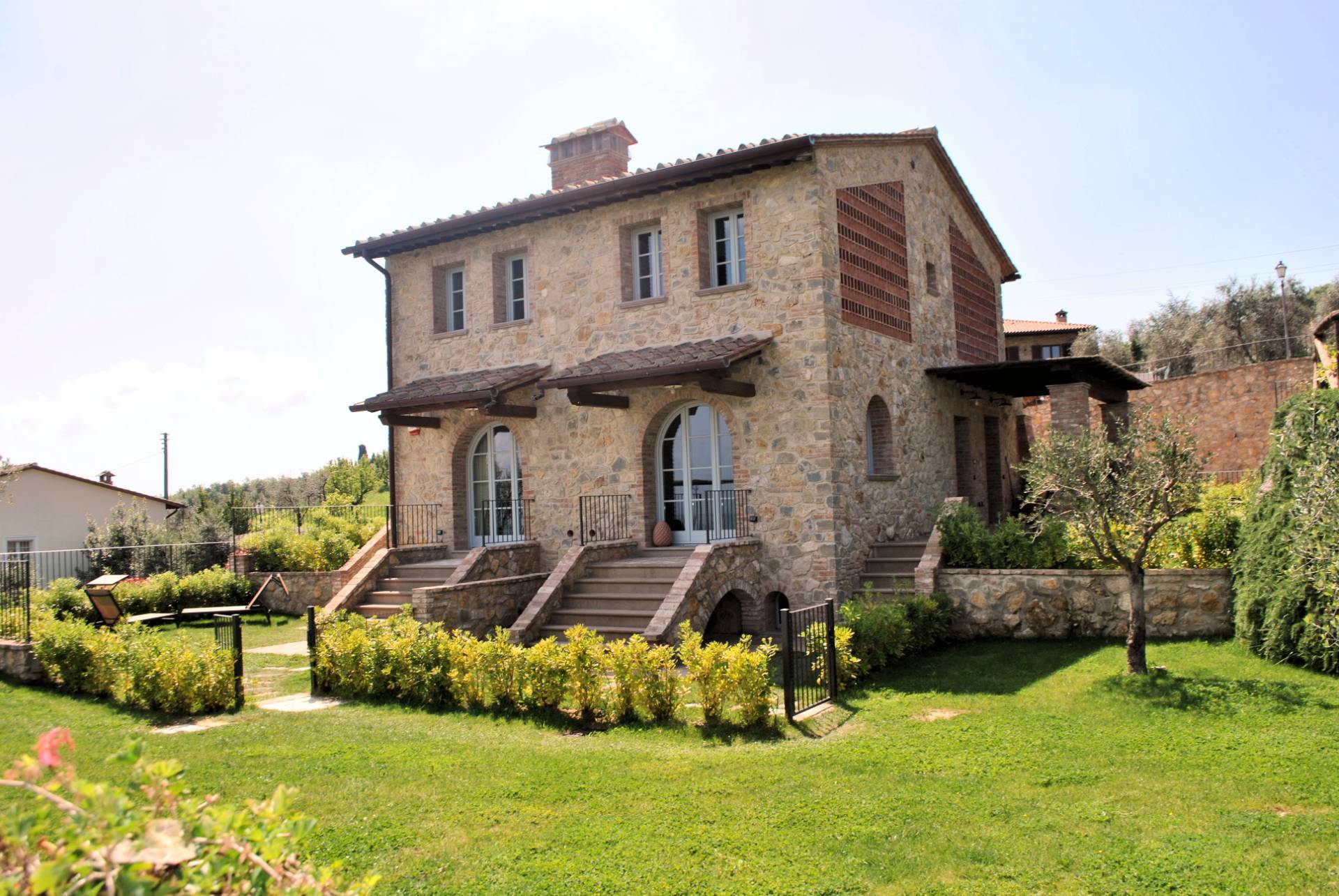 Porzione terratetto di villa bifamiliare con giardino privato e piscina condominiale in vendita a Ch