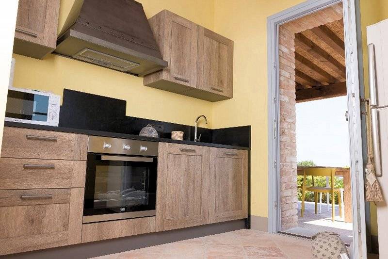 Porzione terratetto di villa bifamiliare con giardino privato e piscina condominiale in vendita a Ch