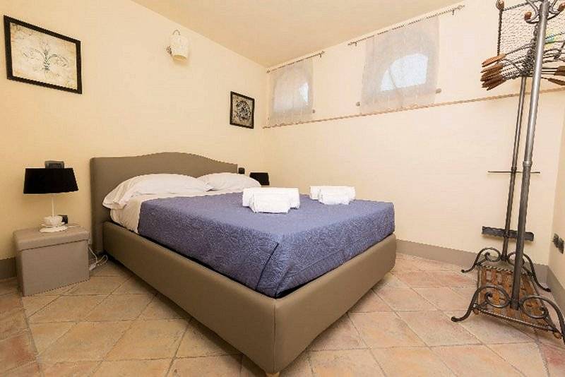 Porzione terratetto di villa bifamiliare con giardino privato e piscina condominiale in vendita a Ch