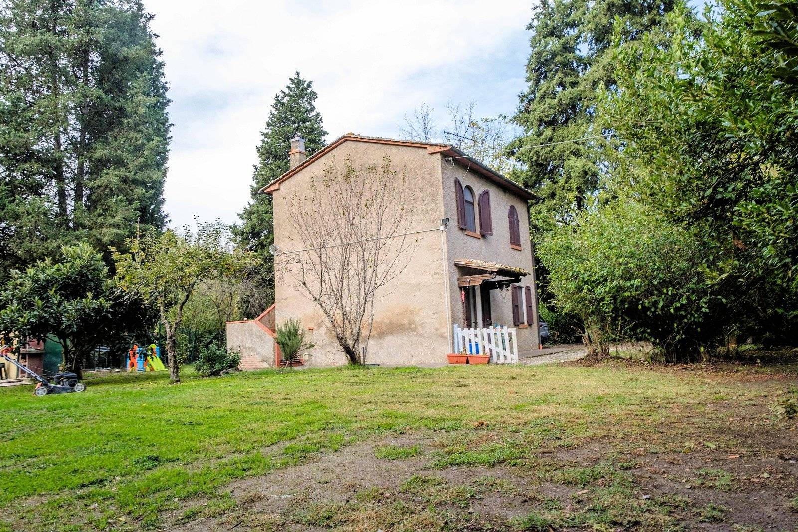 Piccolo casale con giardino in vendita a Volterra