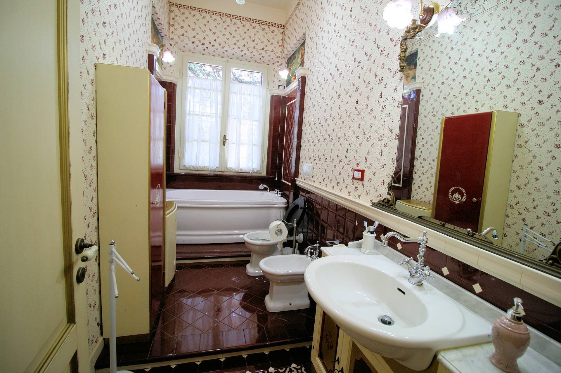 Villa in stile liberty con ampio giardino in vendita a Altopascio