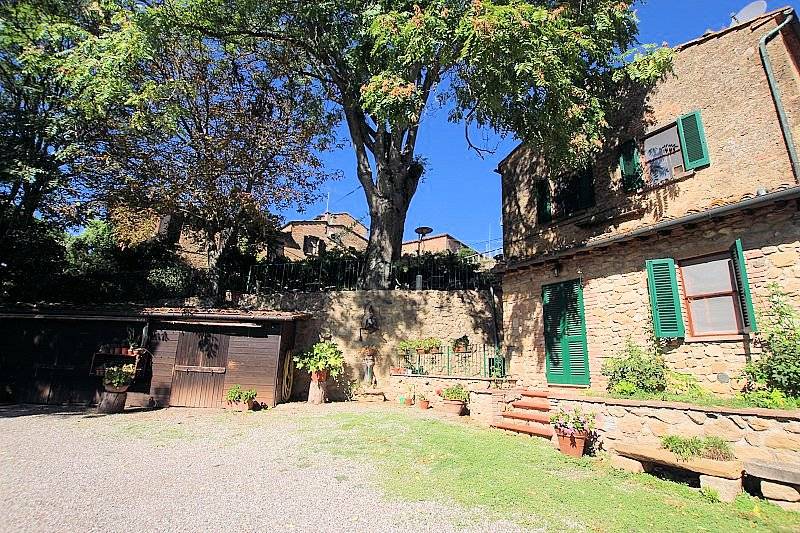 Complesso immobiliare composto da due fabbricati indipendenti e terreno in vendita a Volterra