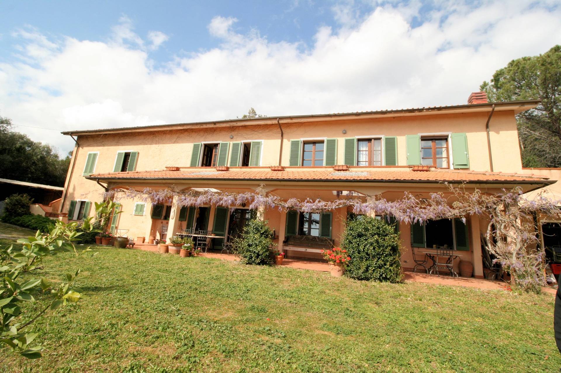 Villa di ampia superficie con giardino e suggestiva vista panoramica in vendita a Roccastrada, Sticc