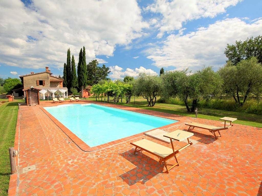 Complesso immobiliare di tipo rustico con vigneto uliveto piscina e annessi in vendita a Terranuova 