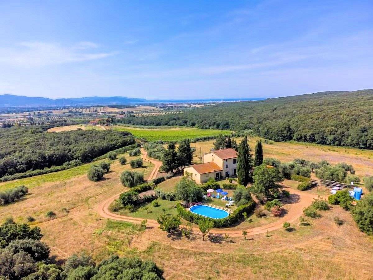 Podere con vista mare terreno e piscina in vendita a Follonica