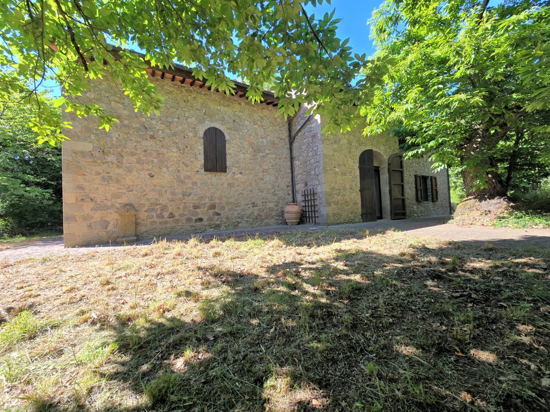 Rustico ristrutturato in posizione collinare in vendita a Roccastrada, Roccatederighi
