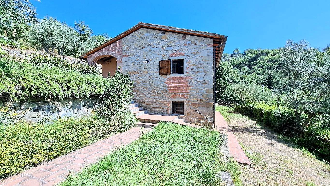 Casale in stile rustico Toscano appena ristrutturato con ampio giardino in posizione panoramica in v