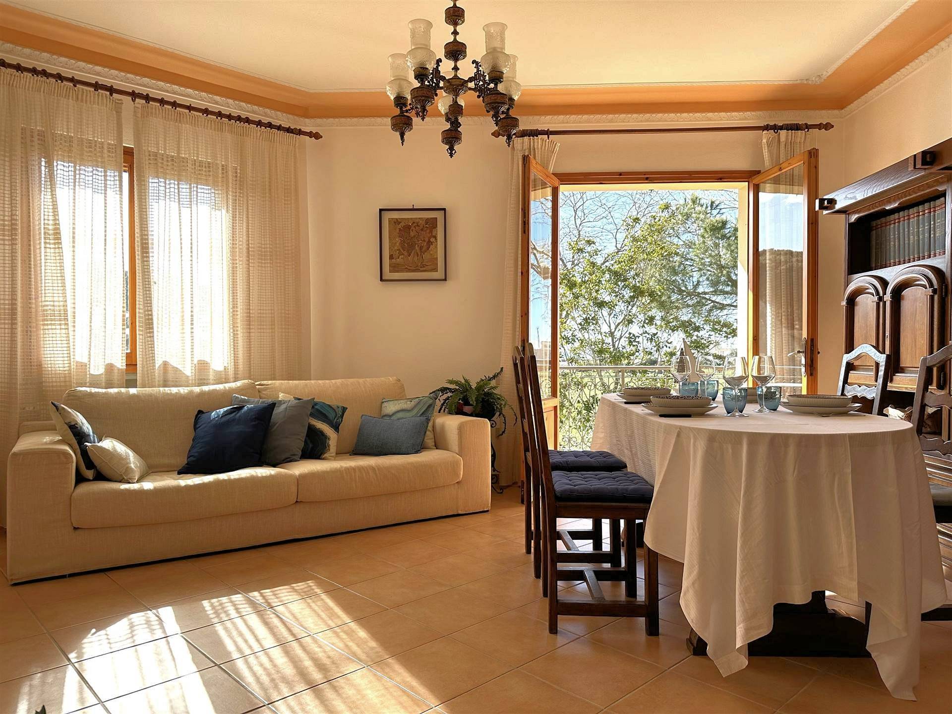 Appartamento con giardino privato posto al piano primo di villetta libera su quattro lati in vendita