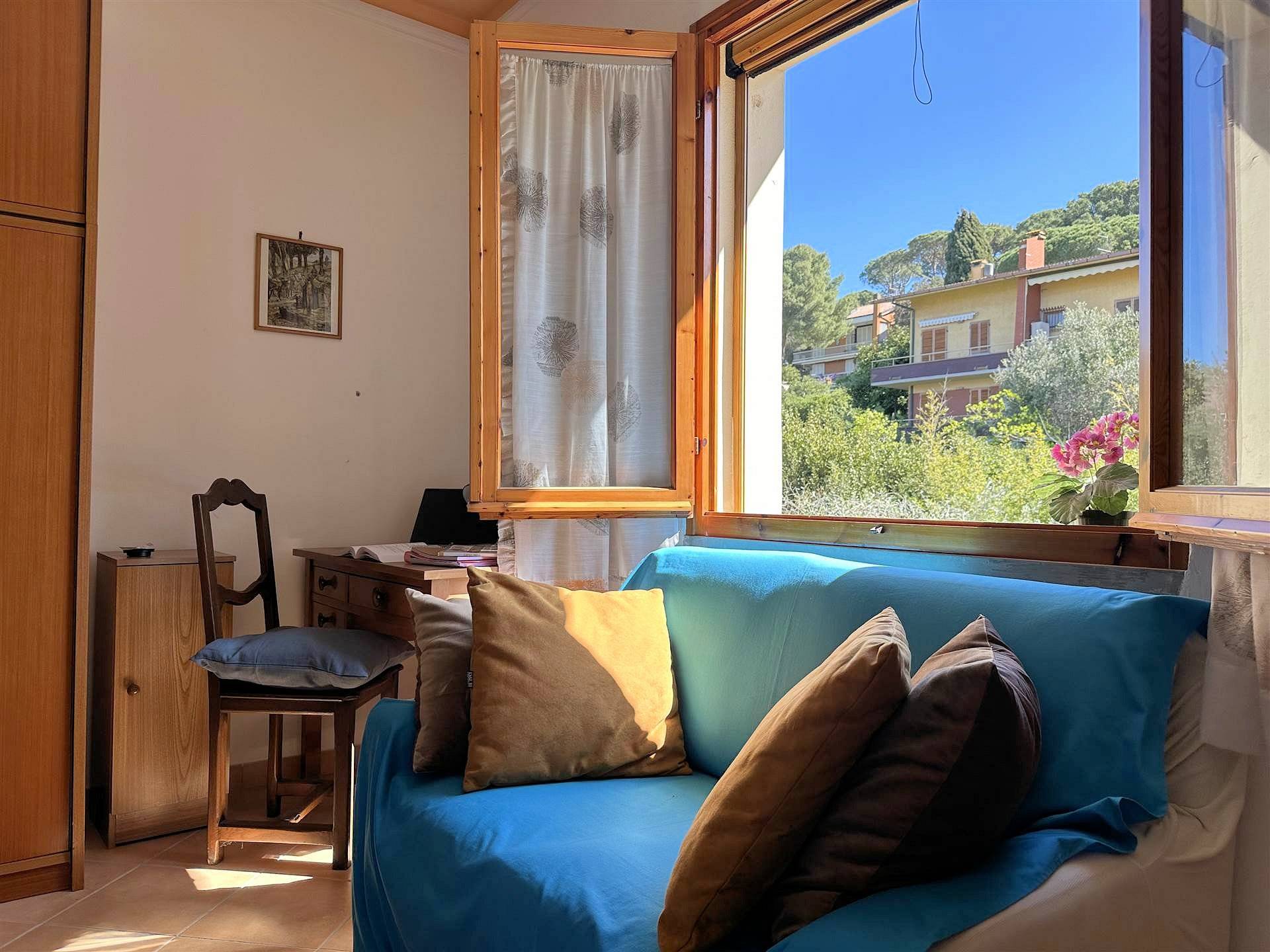 Appartamento con giardino privato posto al piano primo di villetta libera su quattro lati in vendita