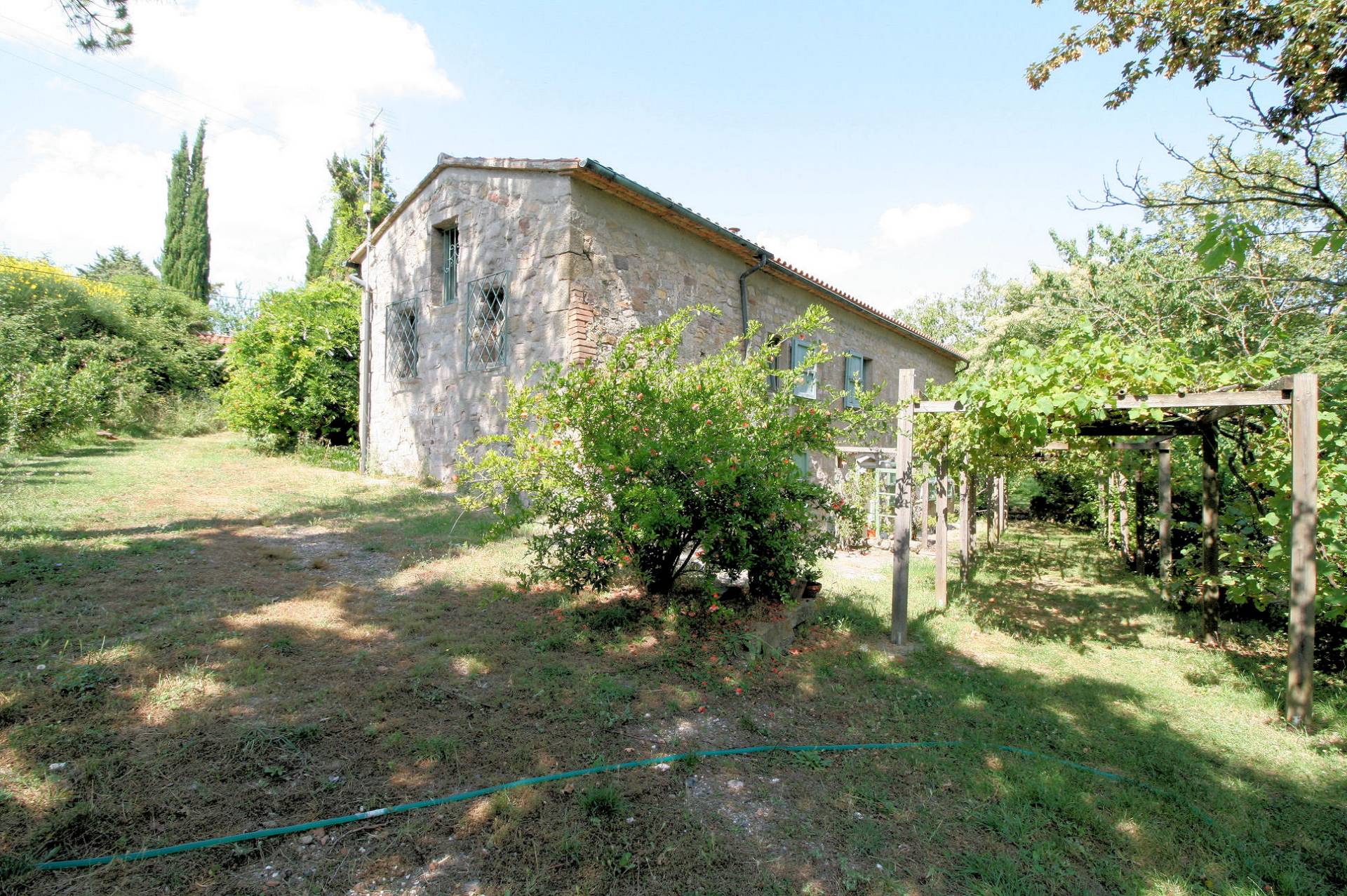 Casale in stile rustico con annesso ed ampio terreno in posizione panoramica in vendita a Roccastrad