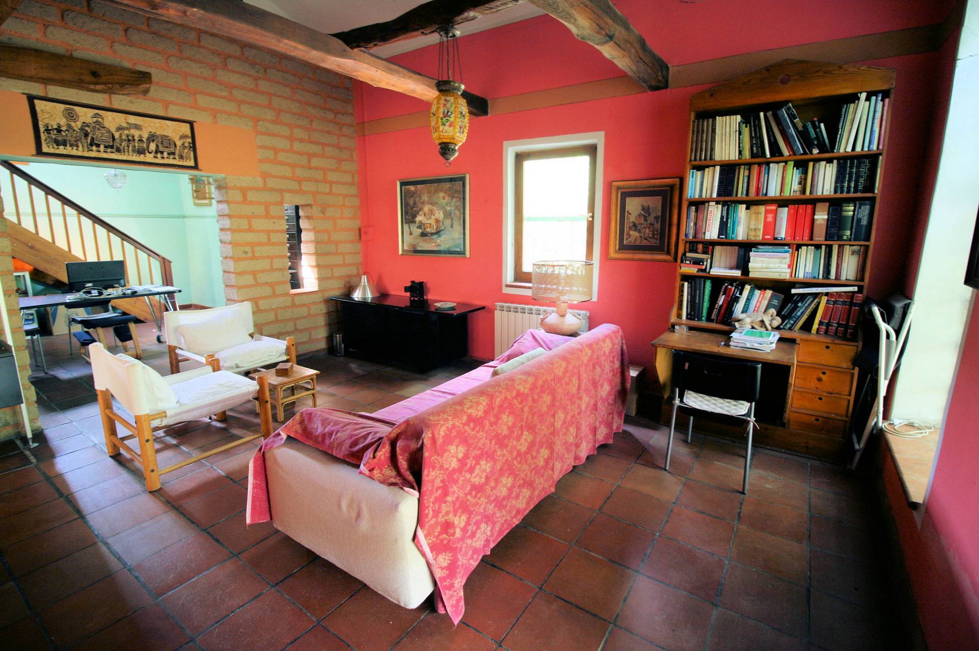 Casale in stile rustico con annesso ed ampio terreno in posizione panoramica in vendita a Roccastrad