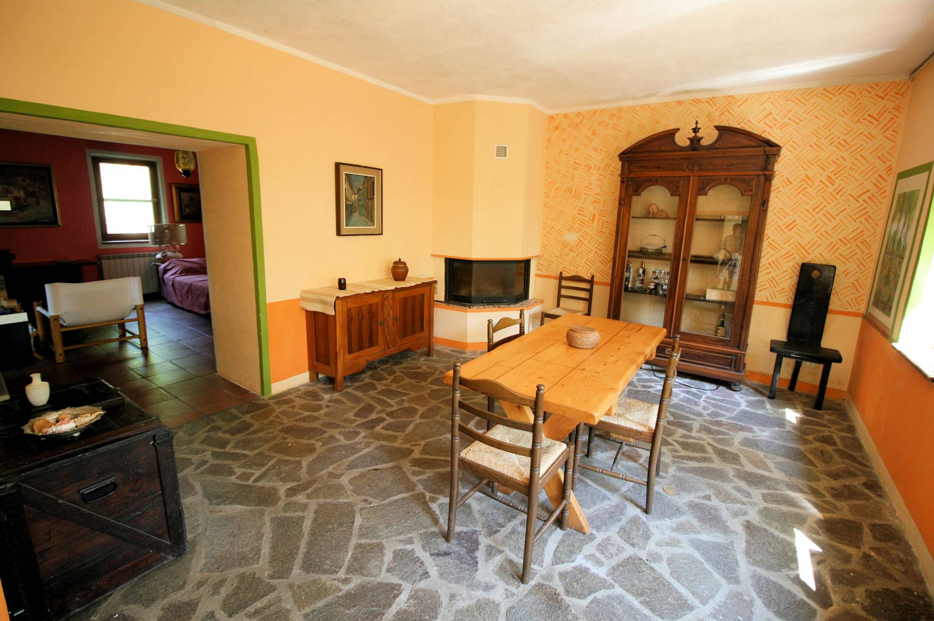 Casale in stile rustico con annesso ed ampio terreno in posizione panoramica in vendita a Roccastrad