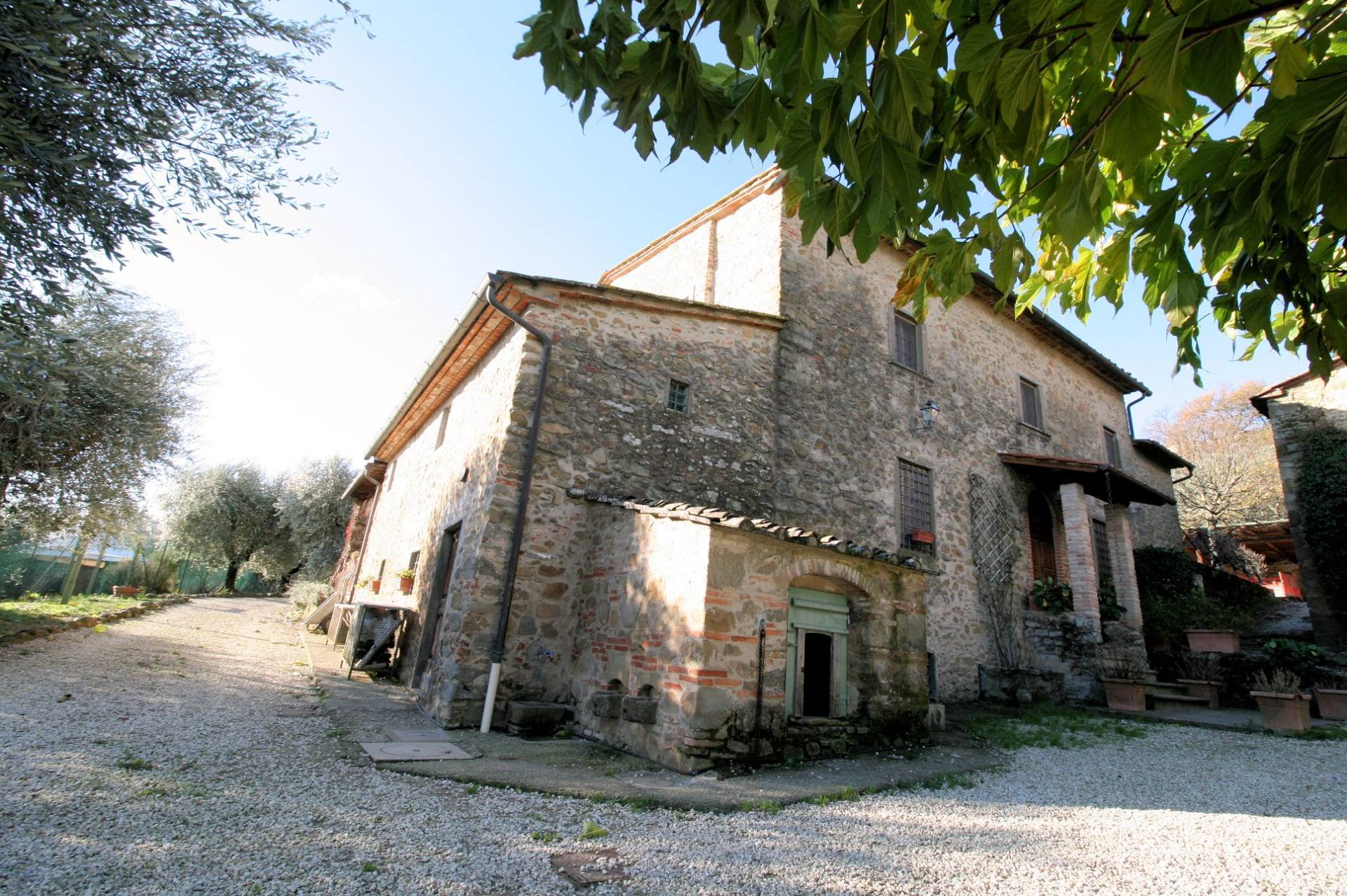 Rustico in stile Toscano con terreno e vista panoramica in vendita a Serravalle Pistoiese