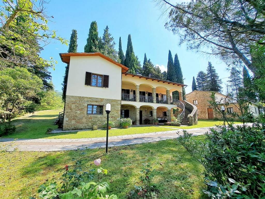 Villa indipendente con dependance ampio giardino in zona panoramica in vendita a Subbiano