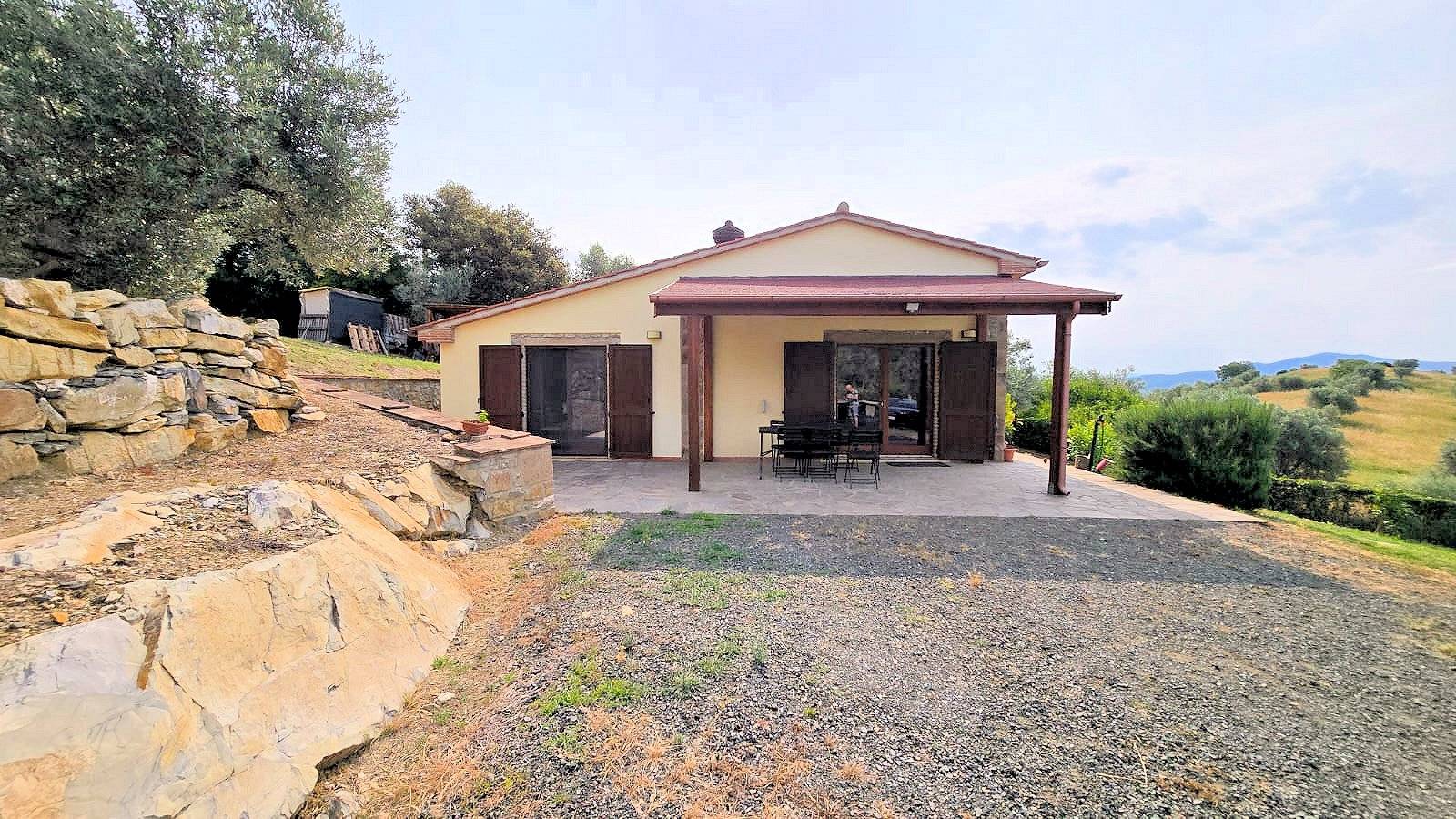 Casale ristrutturato in stile rustico Toscano con ampio terreno e vista mare fino all'isola del Gigl