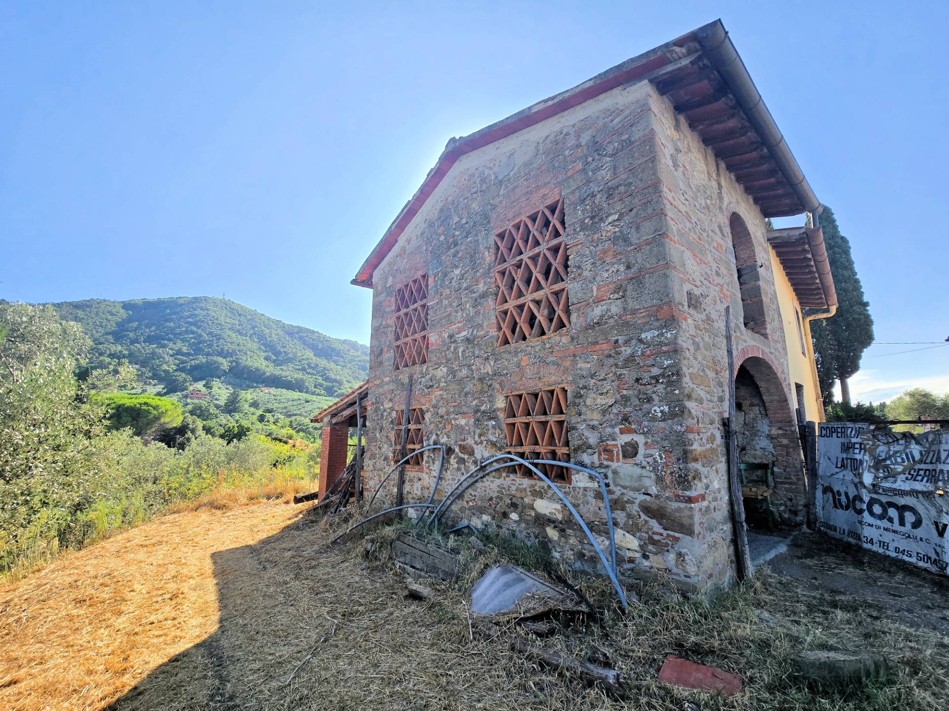 Rustico da ristrutturare in posizione collinare in vendita a Quarrata