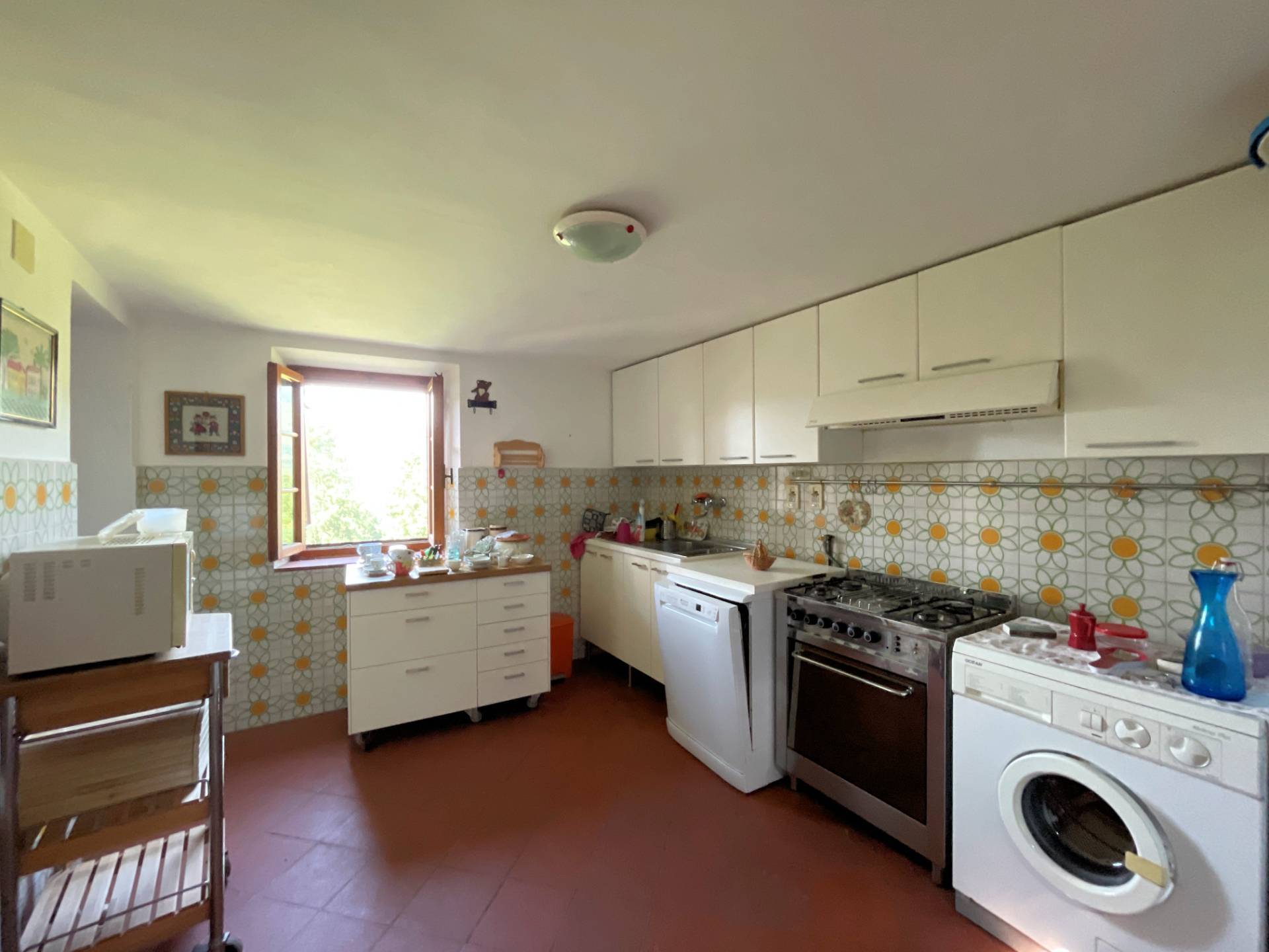 Rustico con ampio terreno e vista panoramica in vendita a Pescia, Vellano