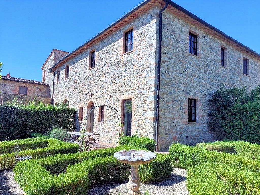 Appartamento in antico borgo ristrutturato con piscina in vendita a Volterra