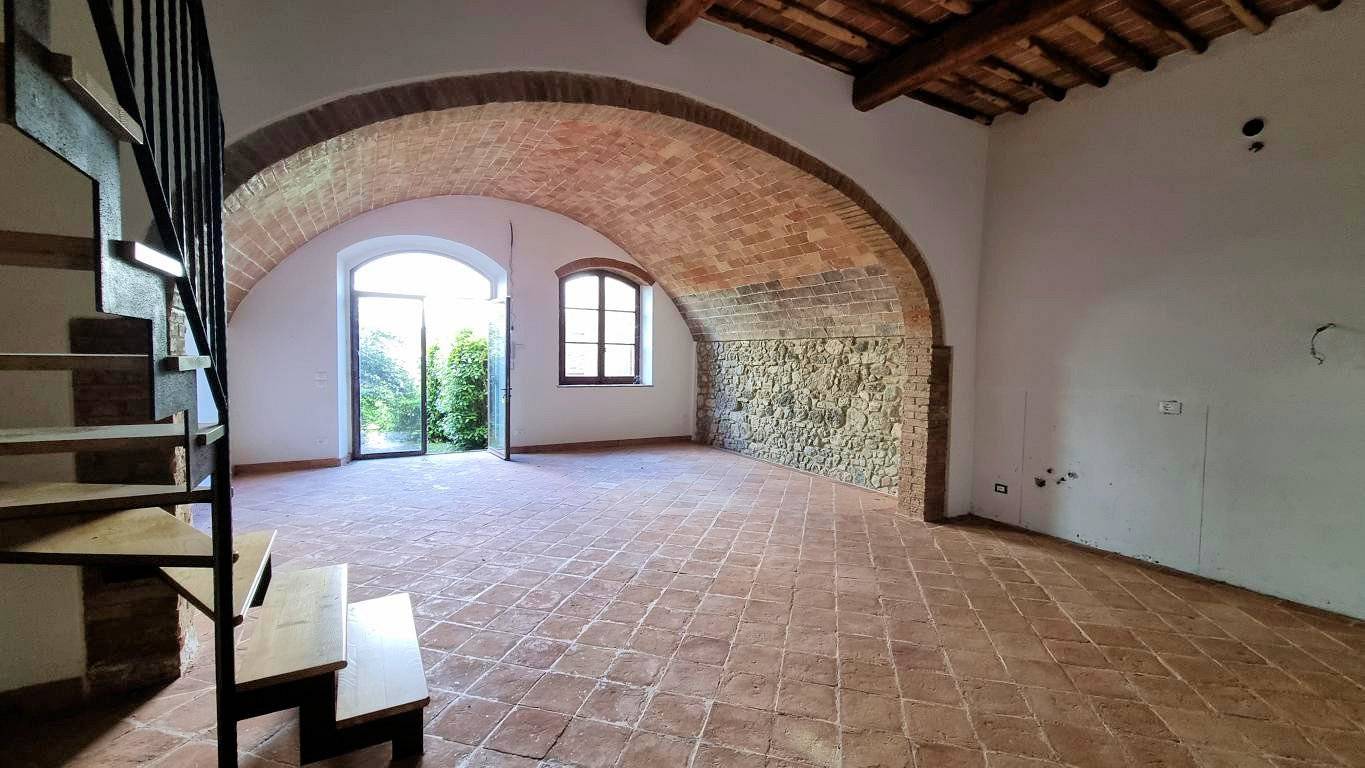 Appartamento in antico borgo ristrutturato con piscina in vendita a Volterra