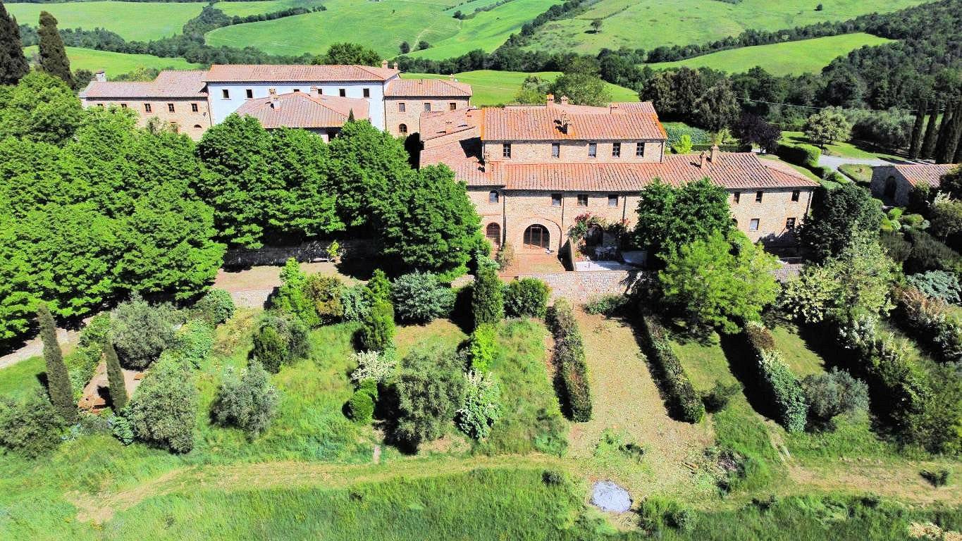 Bellissimo appartamento al piano primo con giardino privato in un borgo completamente ristrutturato 