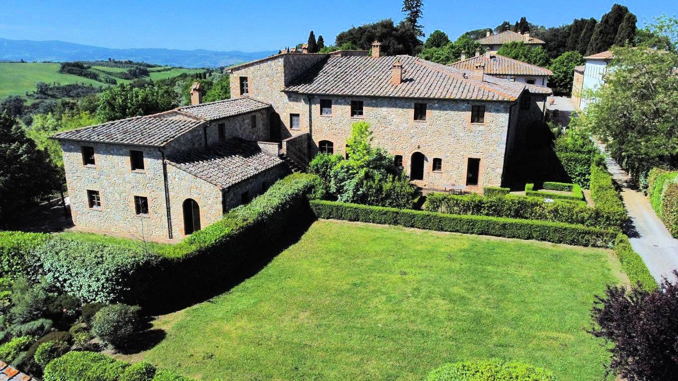 Bellissimo appartamento al piano primo con giardino privato in un borgo completamente ristrutturato 