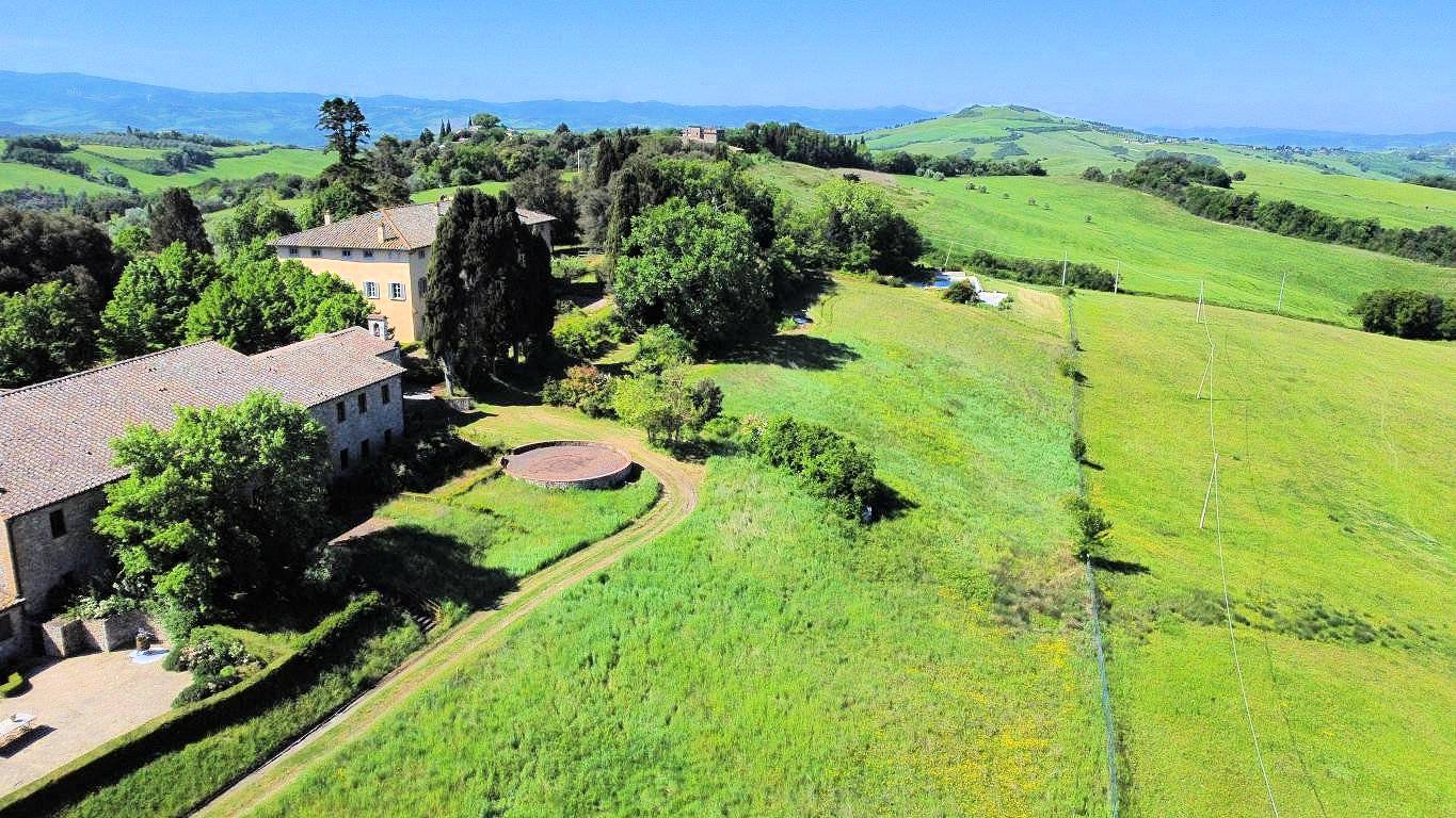 Bellissimo appartamento al piano primo con giardino privato in un borgo completamente ristrutturato 
