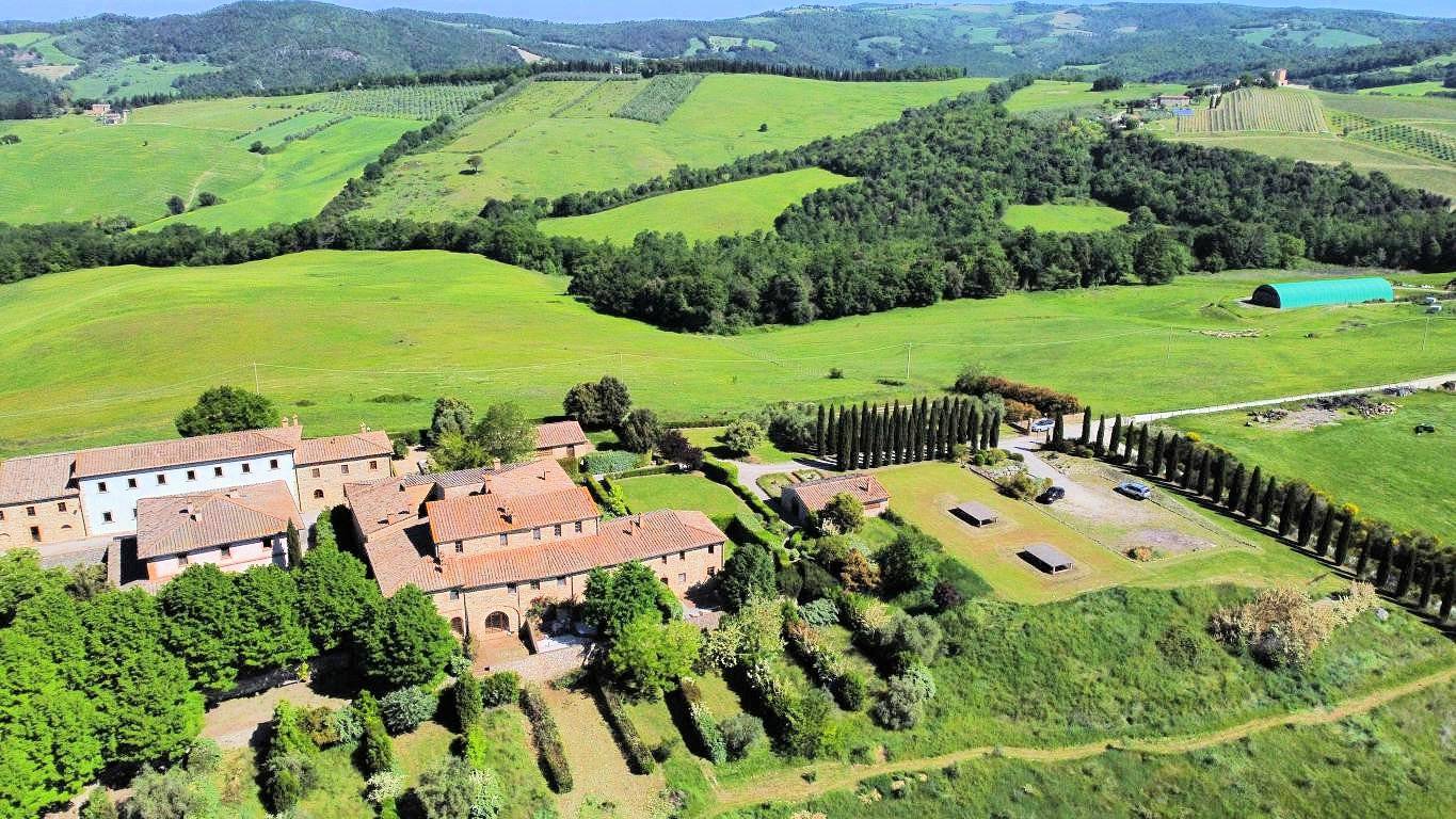 Appartamento con giardino in antico borgo ristrutturato con piscina in vendita a Volterra