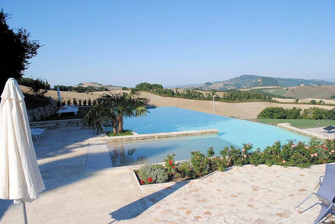 Appartamento con giardino in antico borgo ristrutturato con piscina in vendita a Volterra