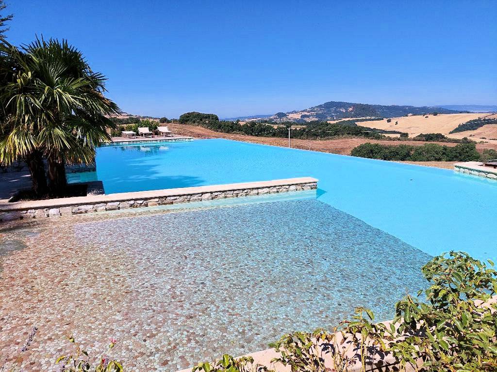 Appartamento con giardino in antico borgo ristrutturato con piscina in vendita a Volterra