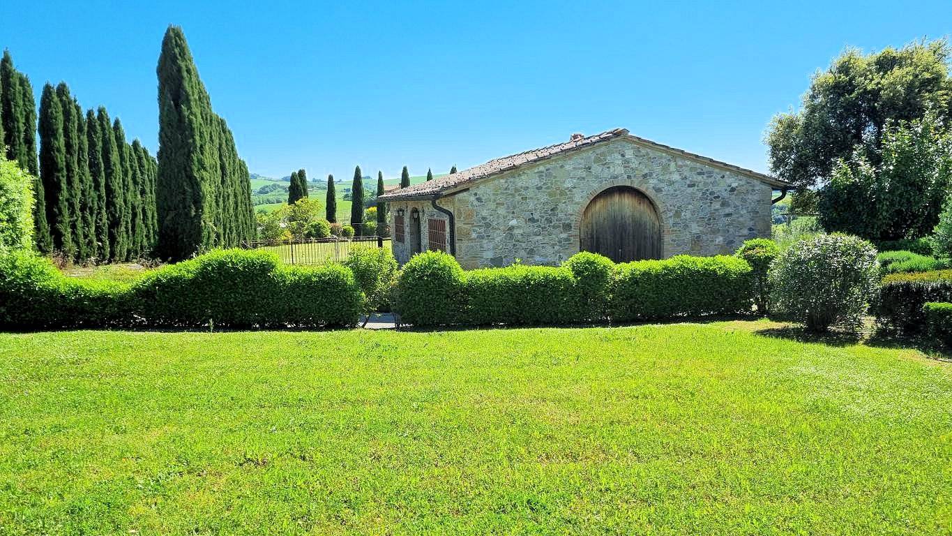 Appartamento con giardino in antico borgo ristrutturato con piscina in vendita a Volterra