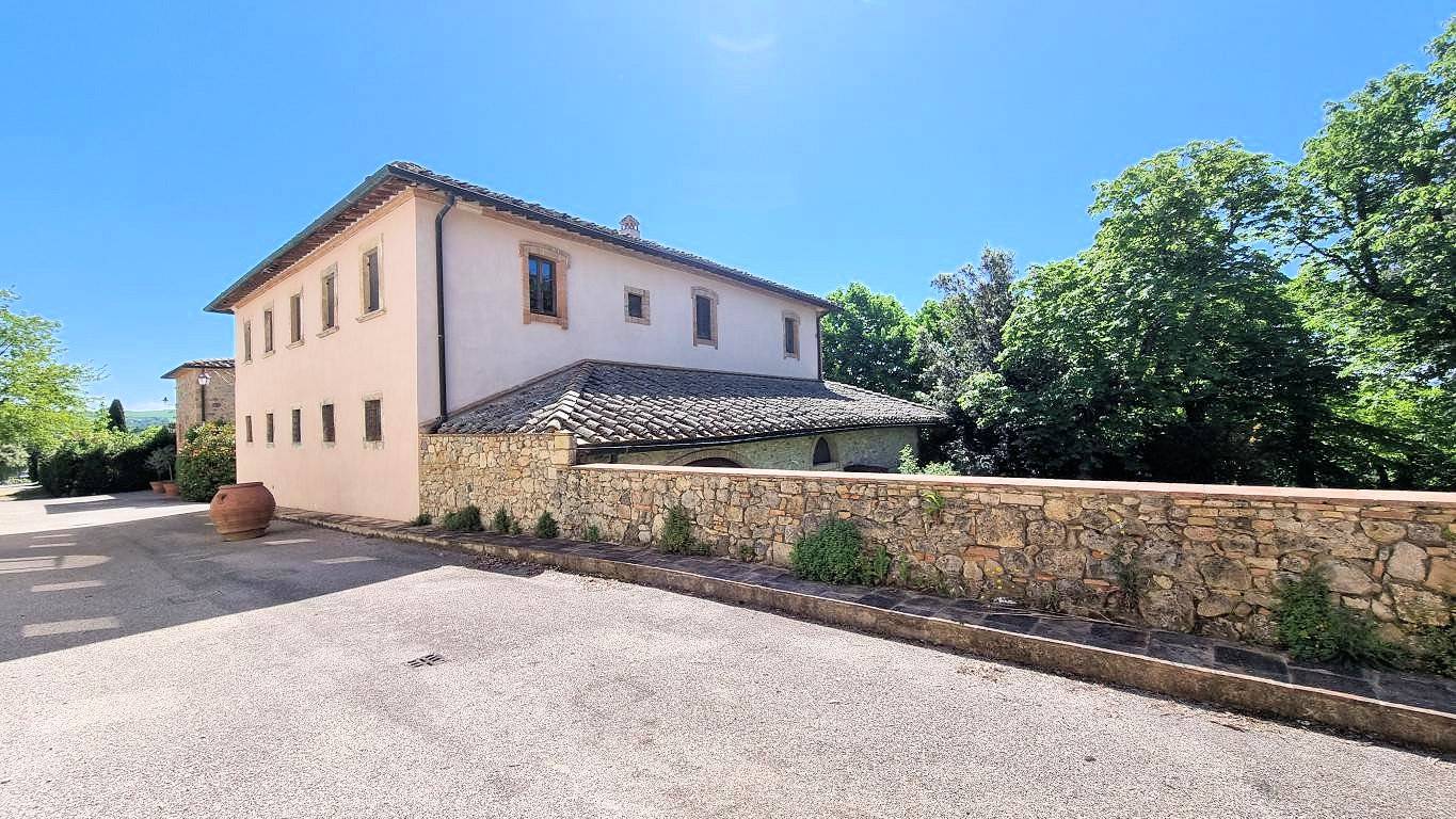 Appartamento con giardino in antico borgo ristrutturato con piscina in vendita a Volterra