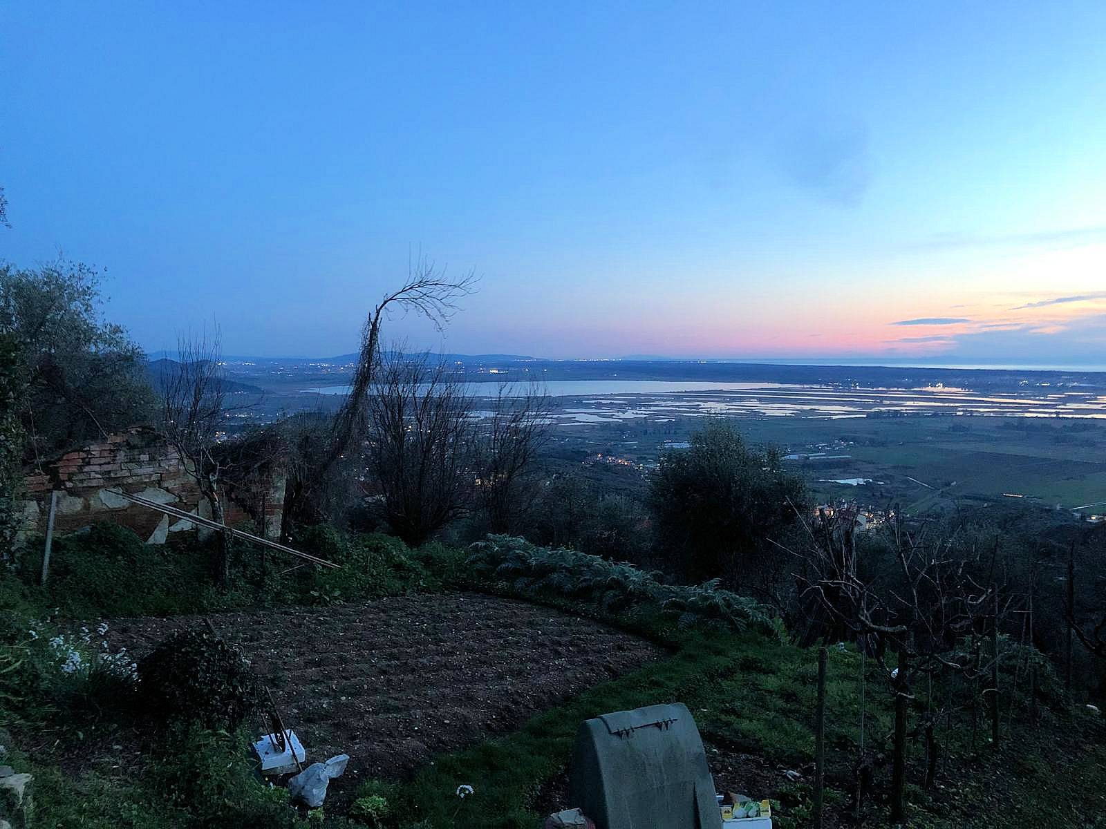 Terratetto libero su tre lati con ampio giardino e vista panoramica fino al mare in vendita a Massar