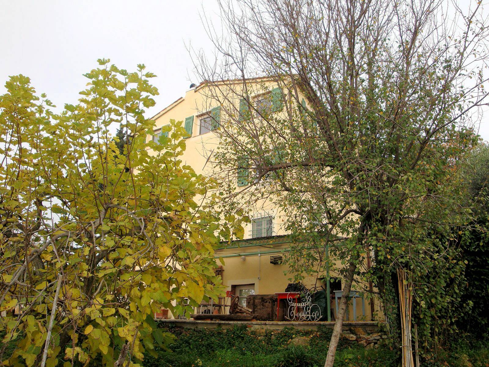Terratetto libero su tre lati con ampio giardino e vista panoramica fino al mare in vendita a Massar