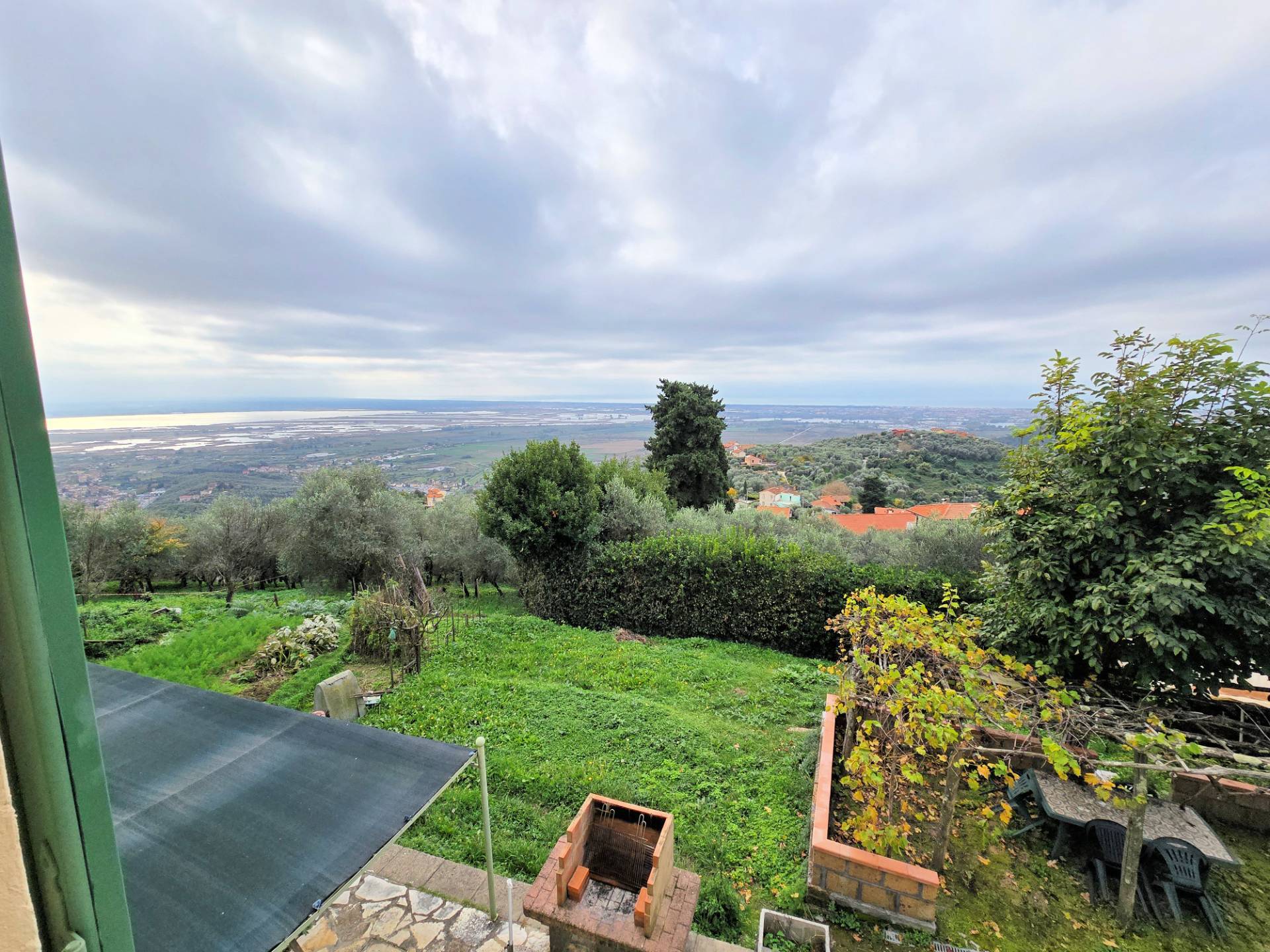 Terratetto libero su tre lati con ampio giardino e vista panoramica fino al mare in vendita a Massar