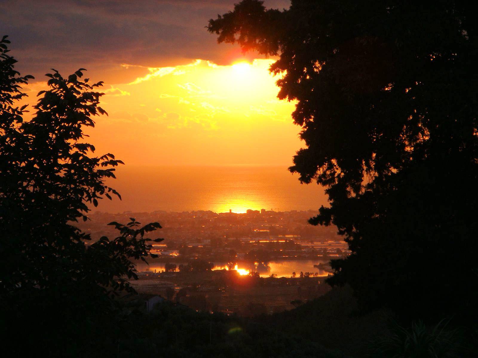 Terratetto libero su tre lati con ampio giardino e vista panoramica fino al mare in vendita a Massar