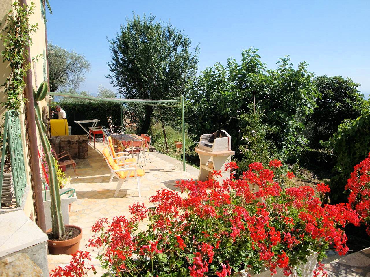 Terratetto libero su tre lati con ampio giardino e vista panoramica fino al mare in vendita a Massar
