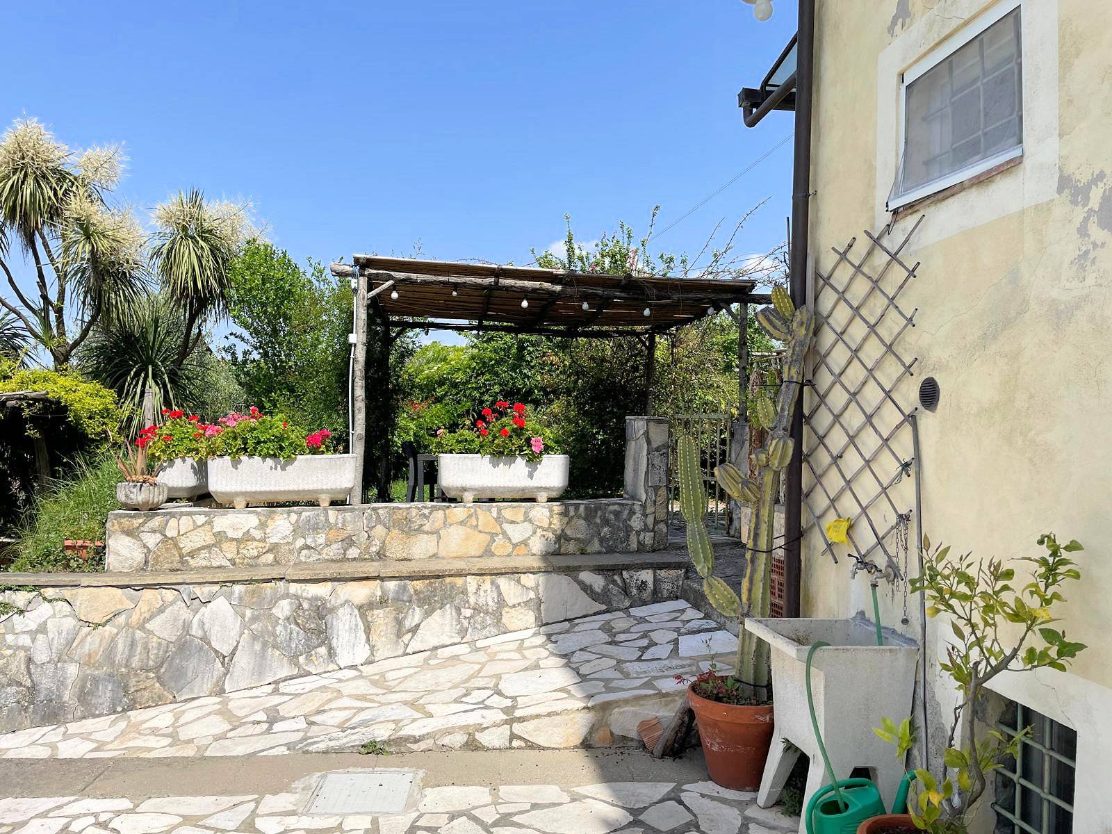 Terratetto libero su tre lati con ampio giardino e vista panoramica fino al mare in vendita a Massar