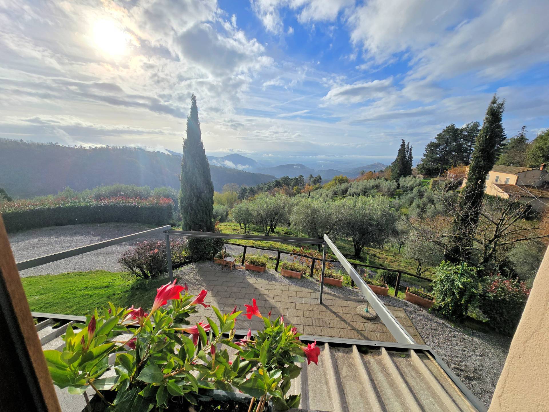 Casa colonica di ampia superficie in posizione dominante con vista panoramica in vendita a Marliana,