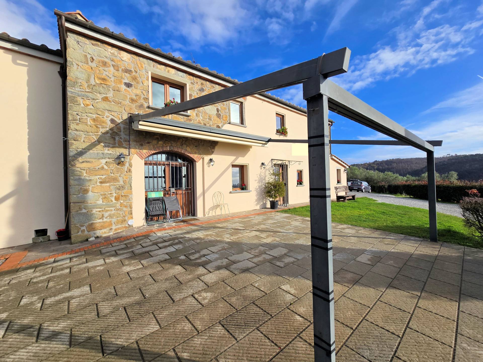 Casa colonica di ampia superficie in posizione dominante con vista panoramica in vendita a Marliana,