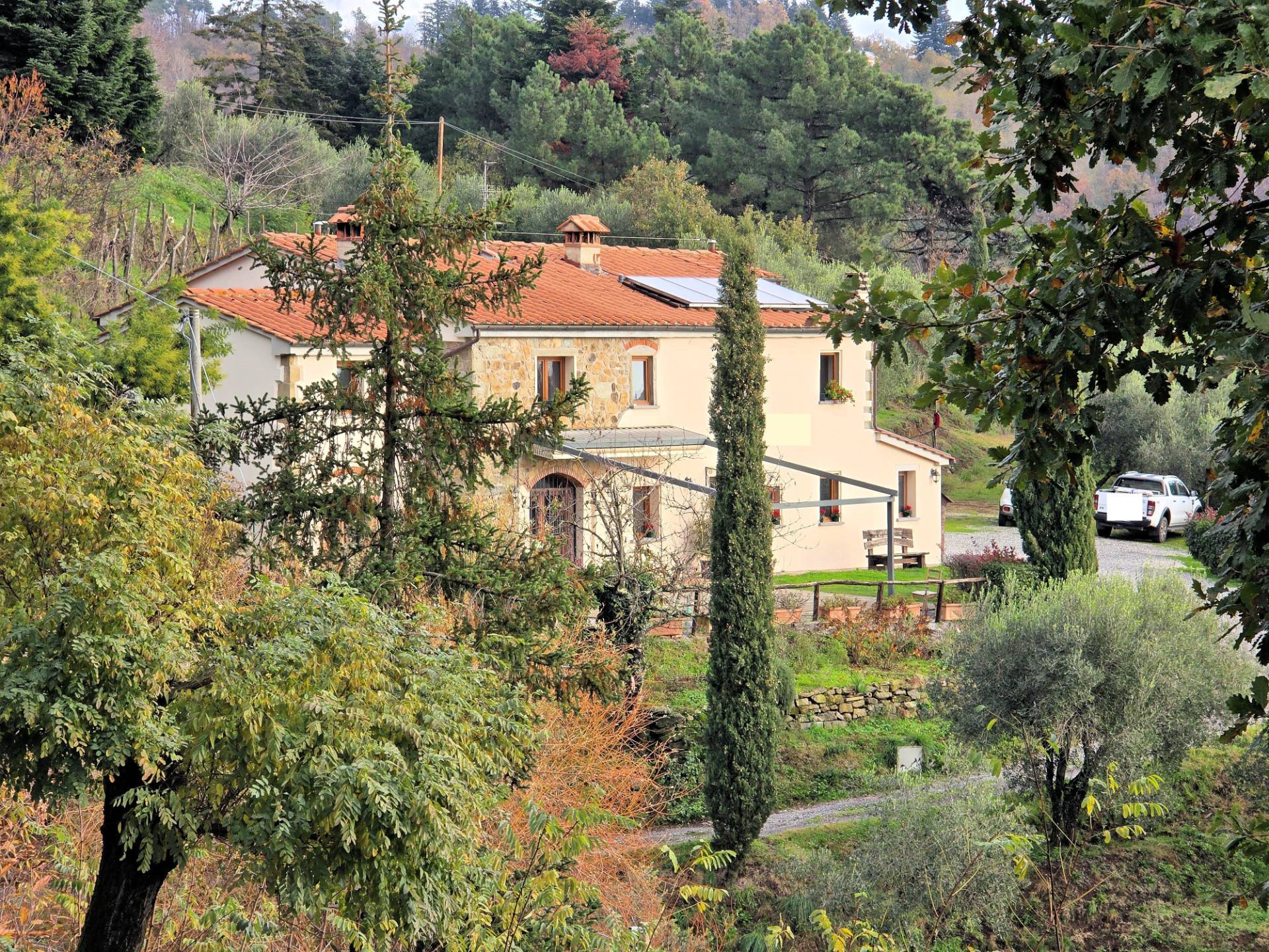 Casa colonica di ampia superficie in posizione dominante con vista panoramica in vendita a Marliana,