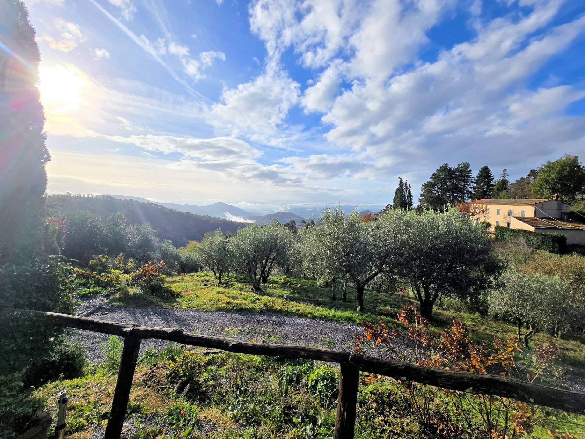 Casa colonica di ampia superficie in posizione dominante con vista panoramica in vendita a Marliana,