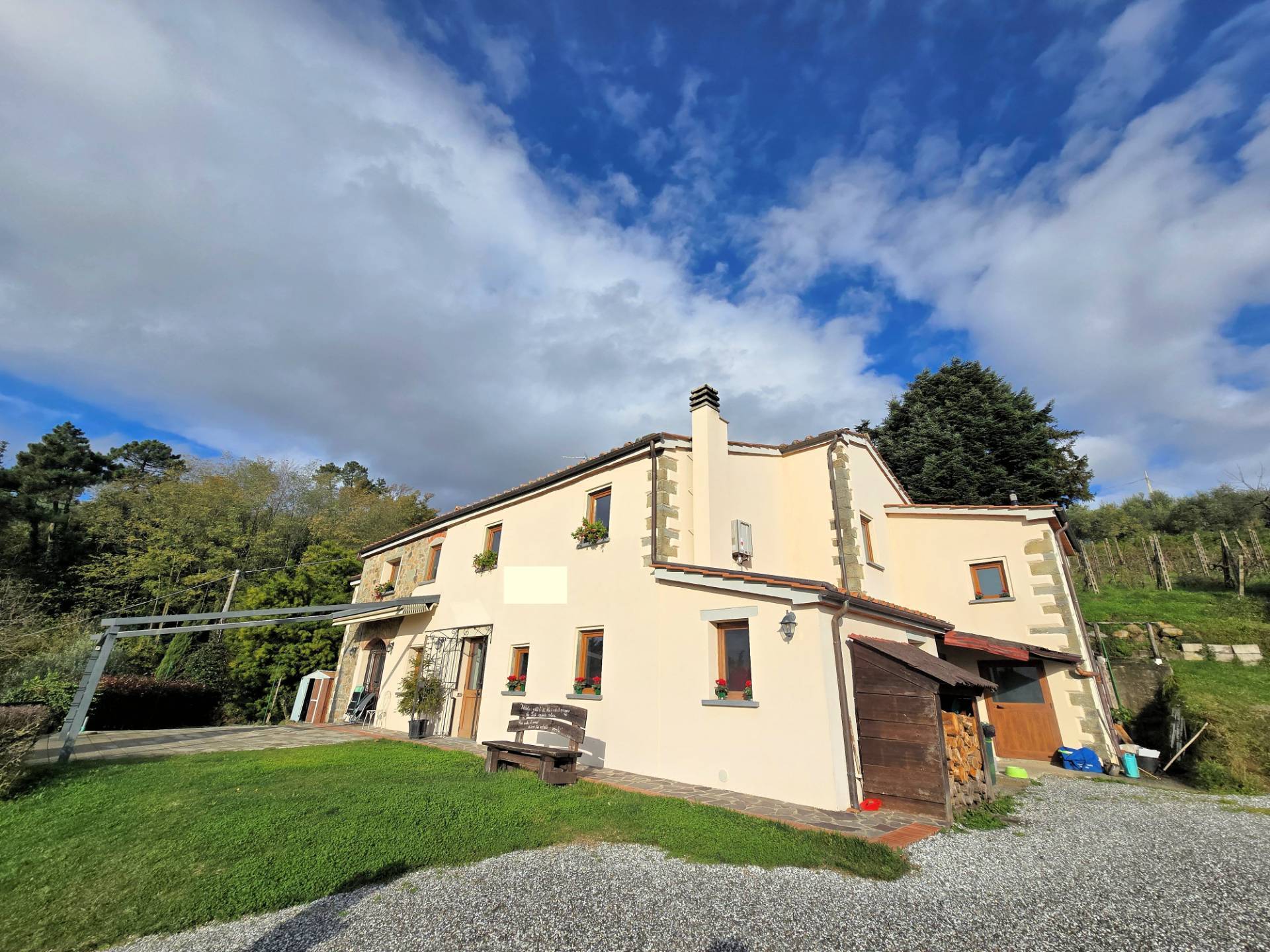 Casa colonica di ampia superficie in posizione dominante con vista panoramica in vendita a Marliana,