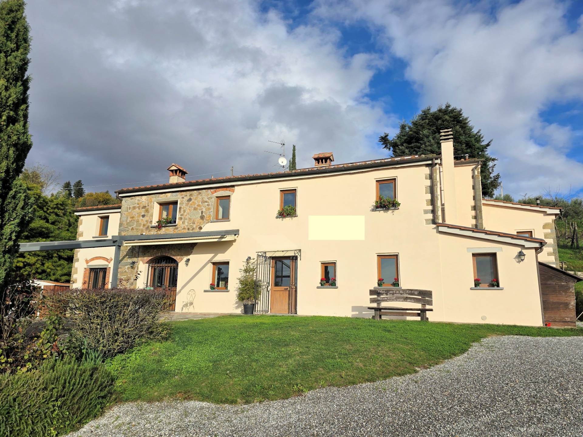 Casa colonica di ampia superficie in posizione dominante con vista panoramica in vendita a Marliana,