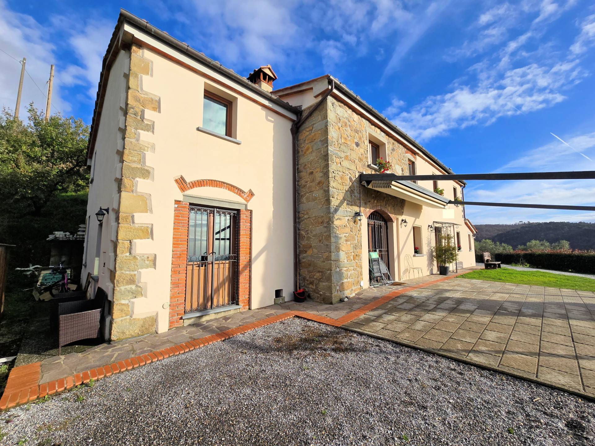 Casa colonica di ampia superficie in posizione dominante con vista panoramica in vendita a Marliana,