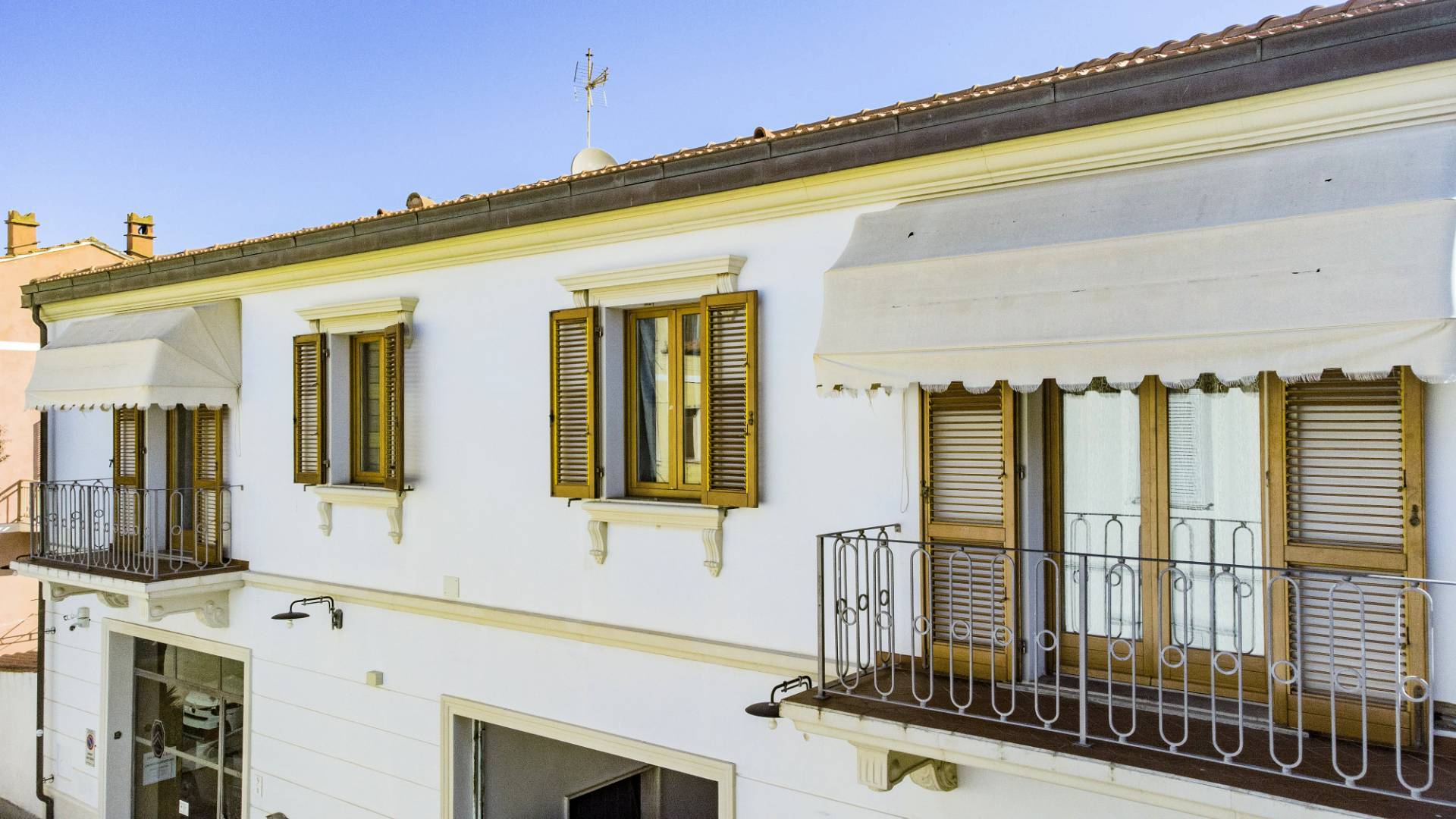 Appartamento di ampia superficie con entrata indipendente disposto al piano terra e primo in vendita