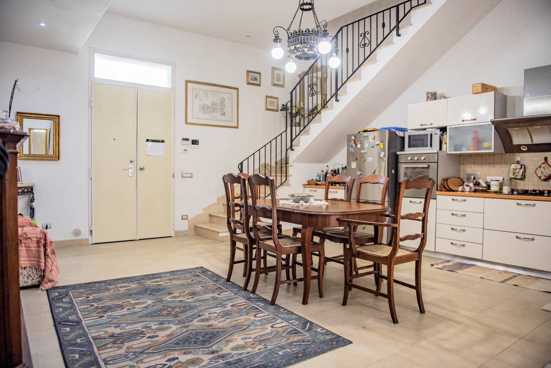 Appartamento di ampia superficie con entrata indipendente disposto al piano terra e primo in vendita