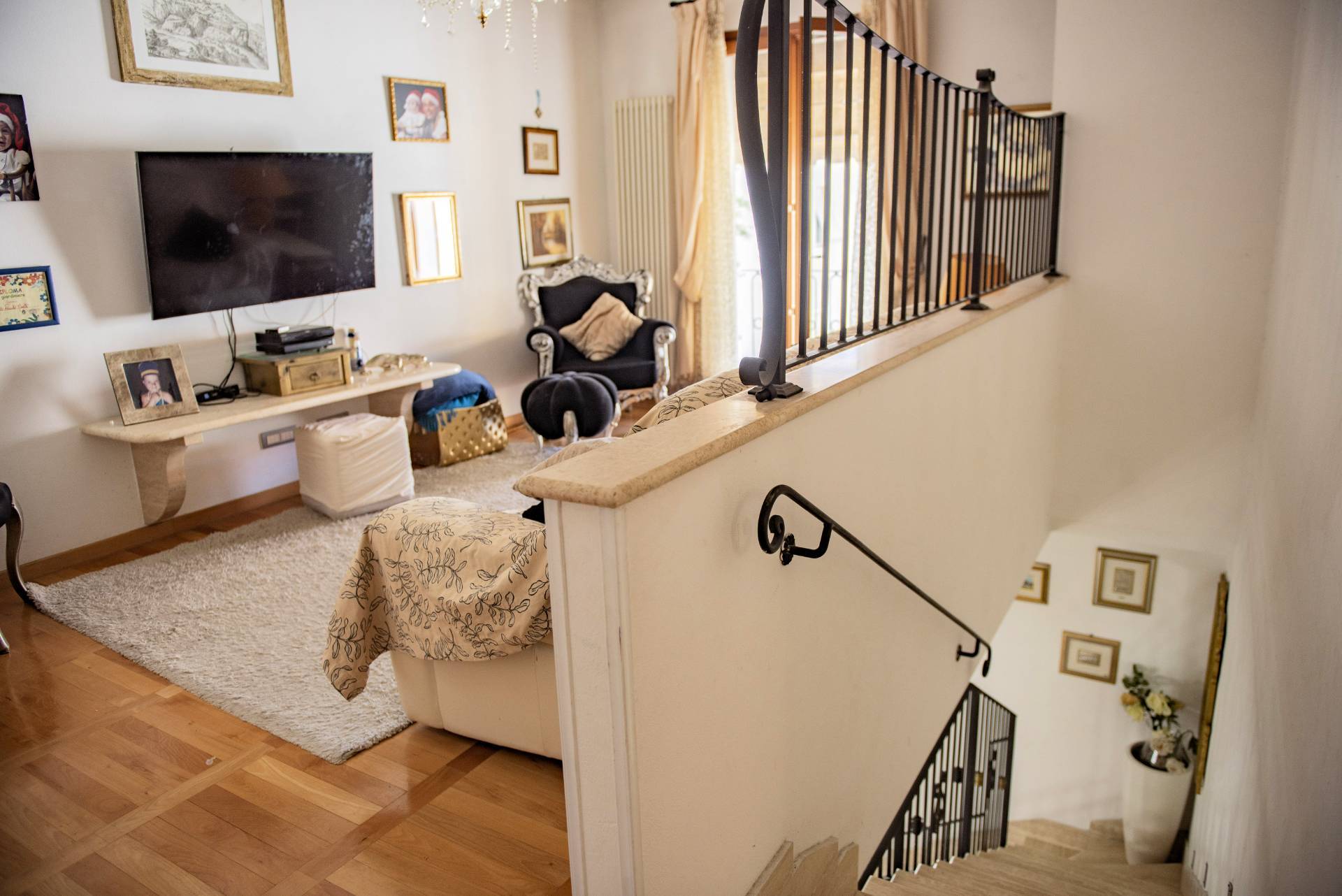 Appartamento di ampia superficie con entrata indipendente disposto al piano terra e primo in vendita