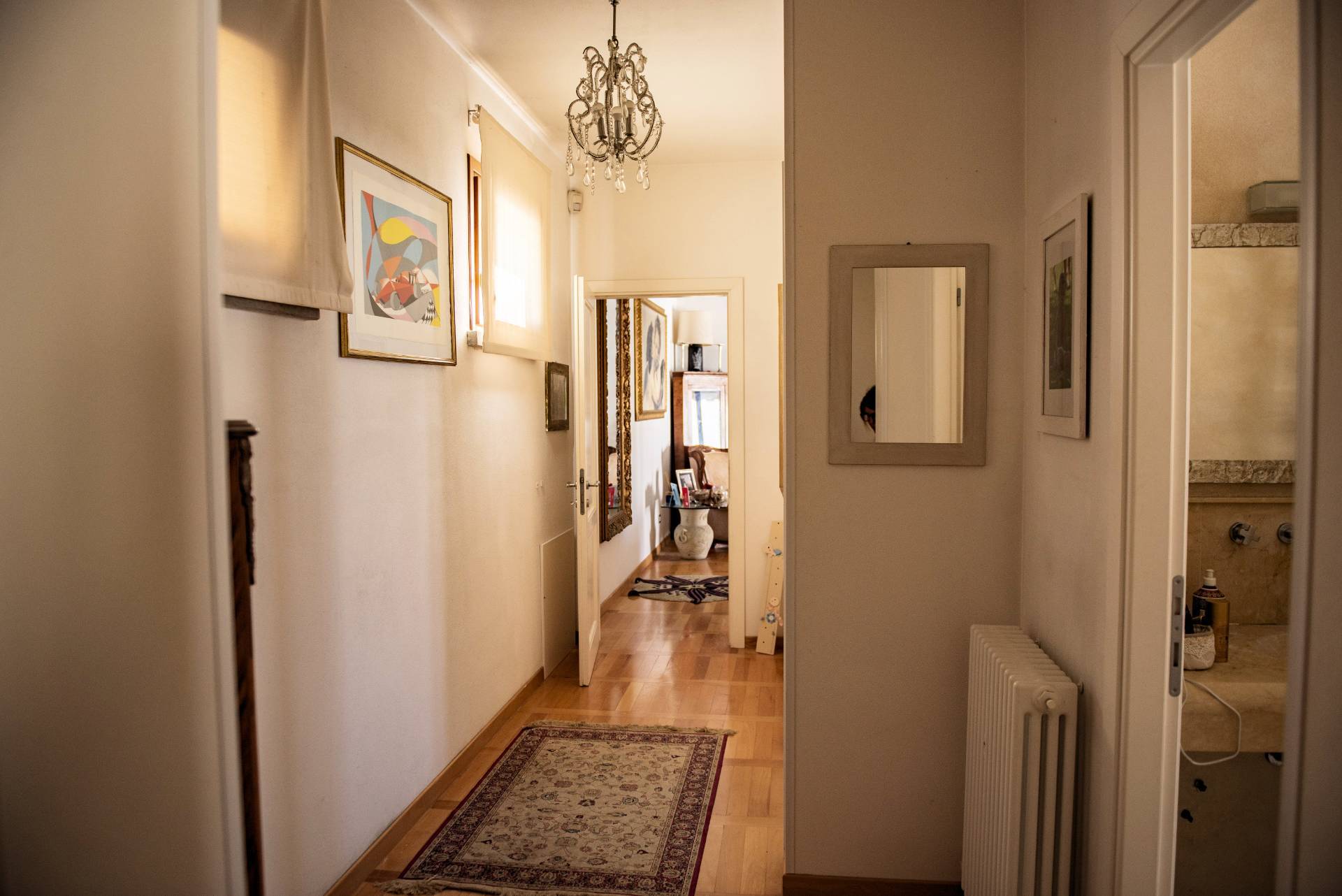 Appartamento di ampia superficie con entrata indipendente disposto al piano terra e primo in vendita